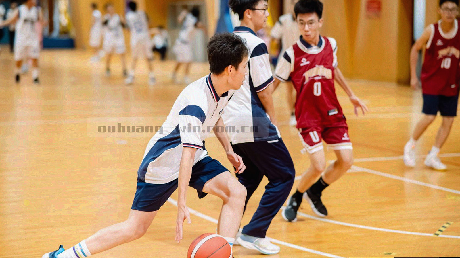 半透明球场俯视线框叠加横向数据流，冷色深底，金色节点连接控球数据